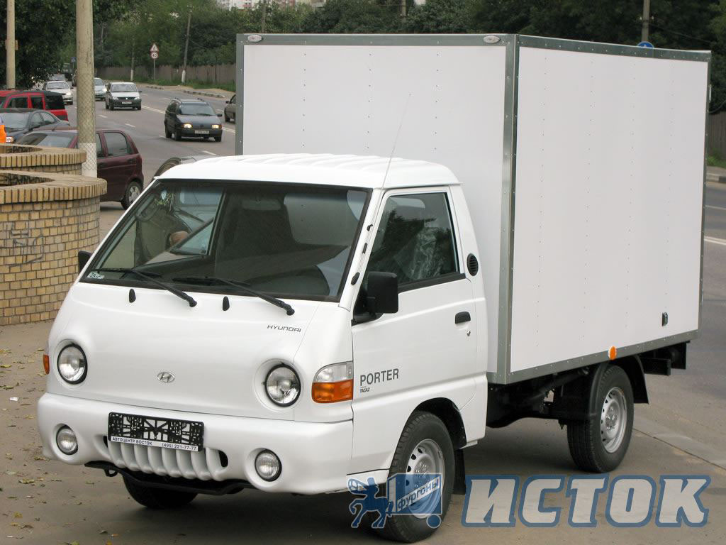 Фургон промтоварный на шасси «Hyundai» Porter с облицовкой из оцинкованной стали с полимерный покрытием белого цвета, окантовка - цинк