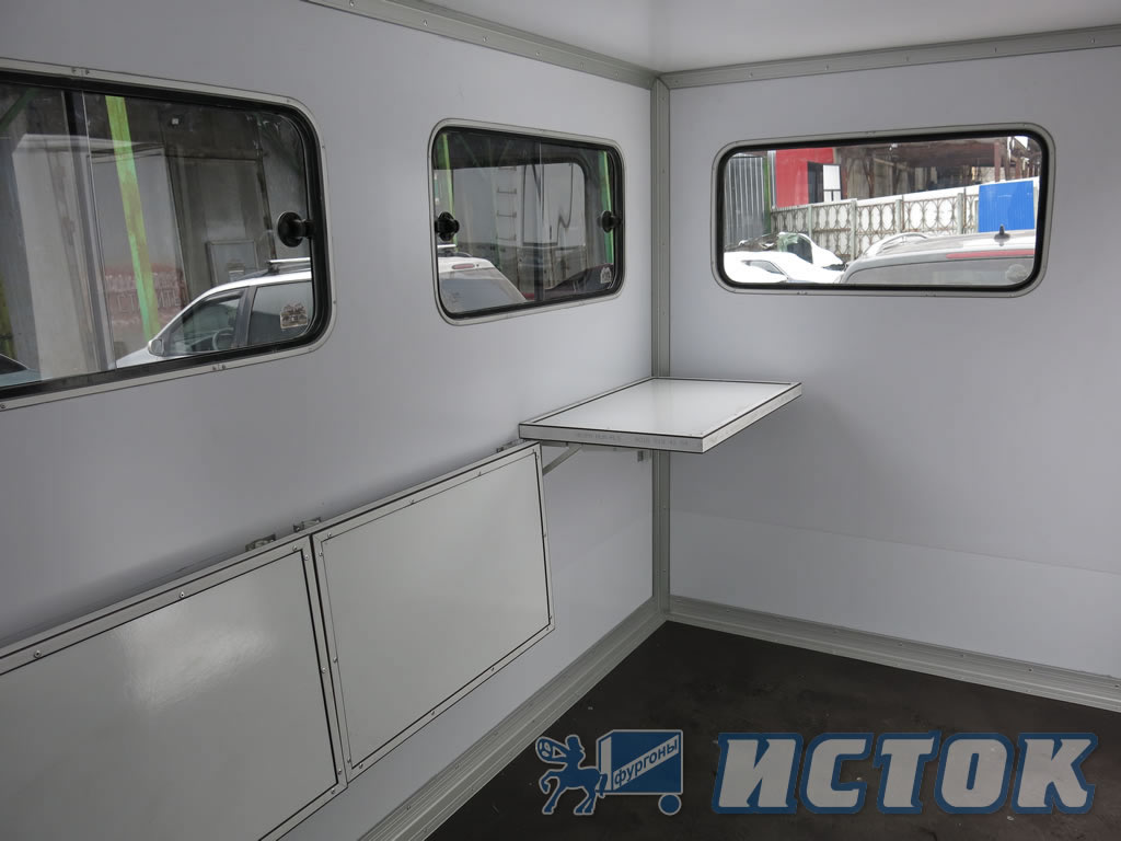 Оснащение прицепа-фургона откидными столиками и окнами