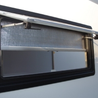 Окно откидное Dometic (Германия). Оборудовано москитной сеткой и затемняющей шторкой. 900 х 400 мм, 350 х 500 мм