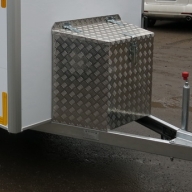 Ящик из рифленого алюминия, установленный на дышле прицепа